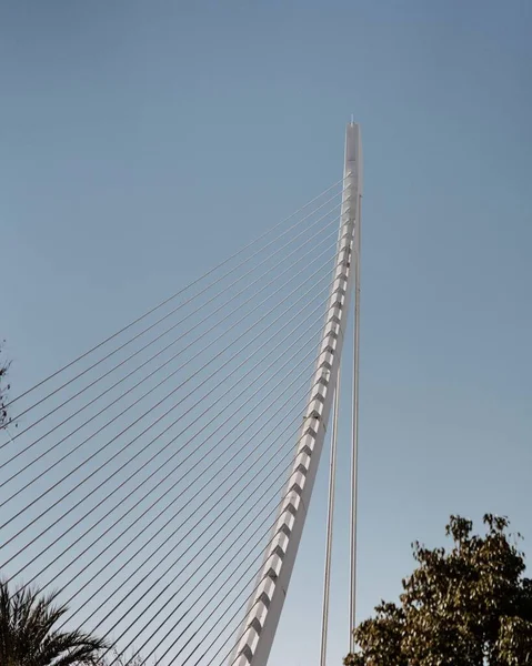Czysty Biały Szczyt Architektury Mostu Strzał Ostrym Świetle Słonecznym — Zdjęcie stockowe