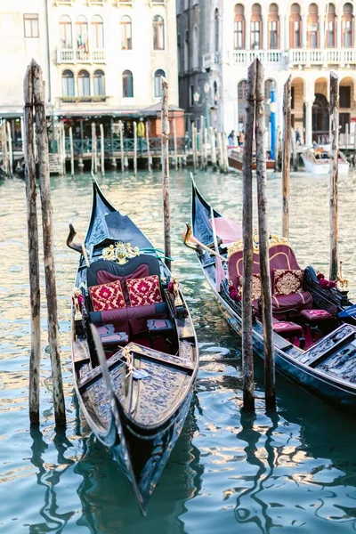 Plano Vertical Dos Góndolas Con Adornos Canal Venecia Italia — Foto de Stock