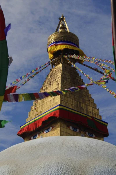 Eine Vertikale Aufnahme Einer Stupa Aus Einer Niedrigen Perspektive Die — Stockfoto