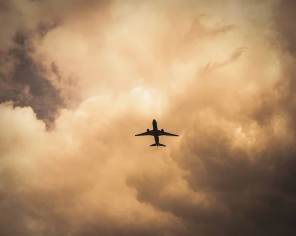 Vue Angle Bas Avion Blanc Volant Dans Les Airs Coucher — Photo
