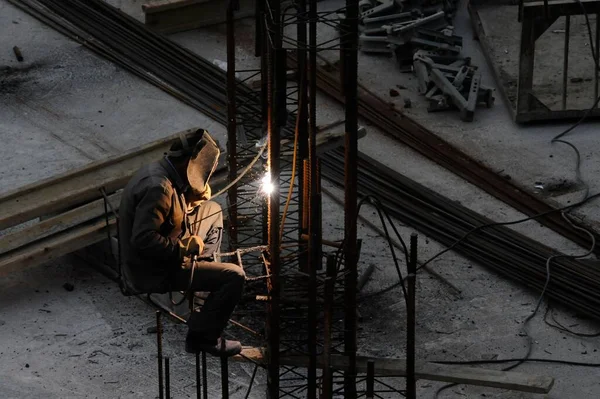 Ein Schweißer Der Auf Einer Baustelle Metallarbeiten Arbeitet — Stockfoto