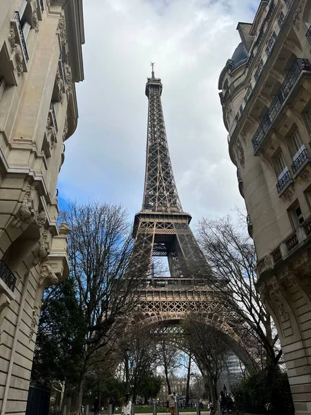 Низький Кут Знятий Ейфелевою Вежею Парижі Під Хмарним Небом — стокове фото