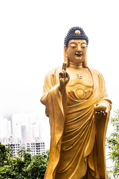 Una Estatua Diosa Con Vistas Ciudad Hong Kong Monasterio Los —  Fotos de Stock