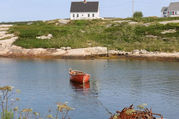 Small Red Boat Lake — Stock Photo, Image