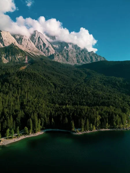Ένα Κάθετο Πλάνο Των Πράσινων Βουνών Και Της Λίμνης Στο — Φωτογραφία Αρχείου