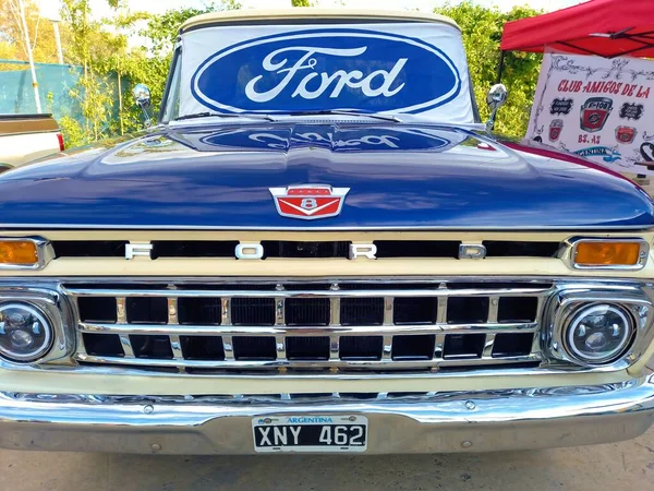 Ford Blauwe Ovale Logo Merk Voorruit Van Een Oude F100 — Stockfoto