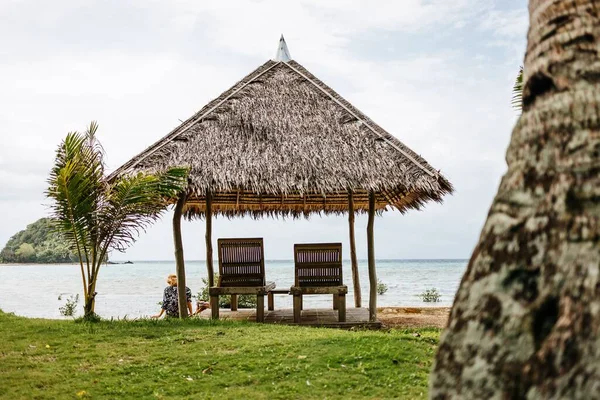 Een Rieten Dak Met Twee Strandbedden Romblon Filipijnen — Stockfoto