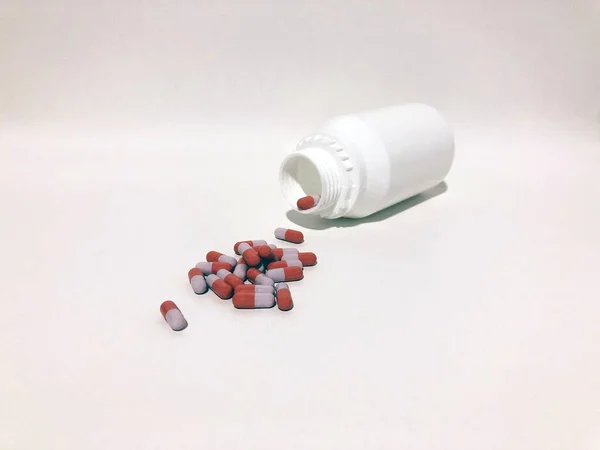 Eine Nahaufnahme Von Medikamentenpillen Oder Tabletten Auf Weißem Hintergrund — Stockfoto