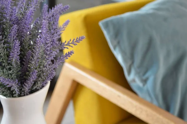 Primo Piano Mazzo Lavanda Vaso Una Sedia Gialla — Foto Stock