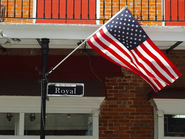 New Orleans Royal Caddesi Yakınlarındaki Bir Direkte Amerikan Bayrağının Yakın — Stok fotoğraf