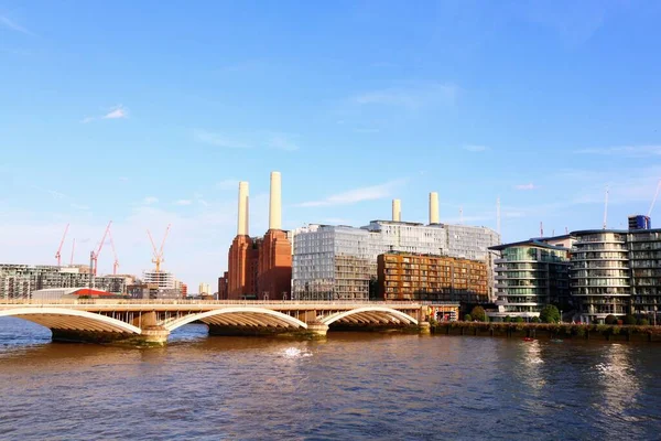 Arkasında Vinç Binalar Olan Thames Nehri Üzerindeki Battersea Elektrik Stasyonu — Stok fotoğraf