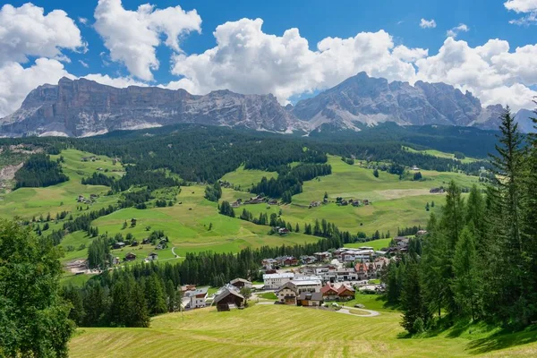 Harika bir manzara, Dolomiti Dağları. Alta Val Badia. Trentino Alto Adige Bölgesi. İtalya. 2 Haziran