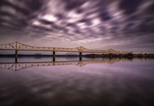 Una Larga Exposición Cielo Púrpura Atardecer Sobre Puente Del Río —  Fotos de Stock