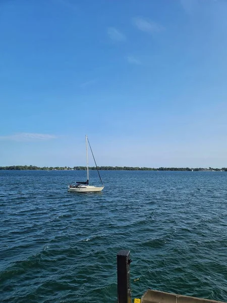 Een Verticaal Schot Van Een Witte Boot Drijvend Lake Ontario — Stockfoto