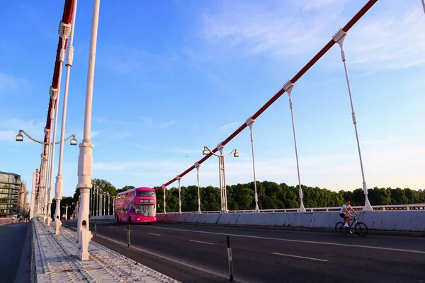 Ein Blick Auf Den Rosafarbenen Doppeldeckerbus Auf Der London Chelsea — Stockfoto
