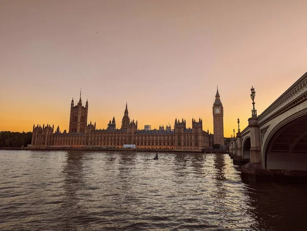 Uma Vista Panorâmica Big Ben Palácio Westminster Nas Margens Rio — Fotografia de Stock