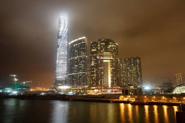 Uma Vista Aérea Paisagem Urbana Hong Kong Cercada Por Edifícios — Fotografia de Stock