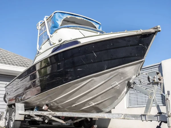 Kleines Aluminium Motorboot Auf Anhänger Einfahrt Geparkt — Stockfoto