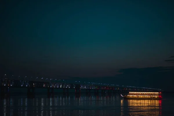 夜晚美丽的湖面上一座现代桥的美丽景色 — 图库照片