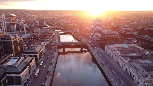 美しい建物や川とダブリンの街並みの息をのむような空気の景色 — ストック写真
