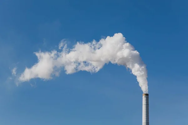 Een Rook Uit Industriële Schoorsteen Een Symbool Voor Klimaatverandering Vervuiling — Stockfoto