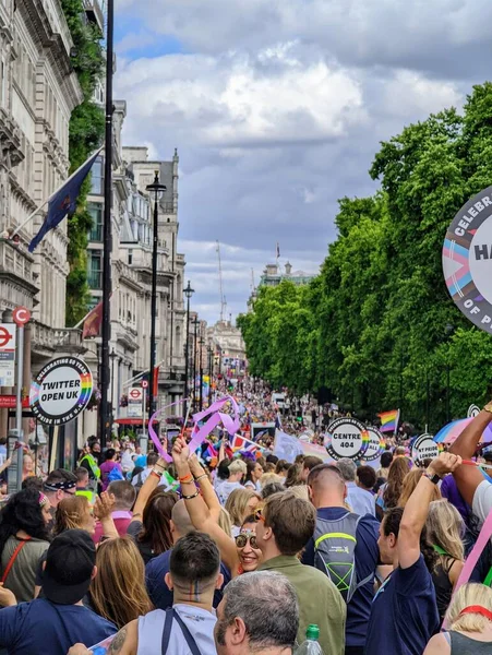 Grupp Människor Som Går Genom Piccadilly Och Firar London Pride — Stockfoto