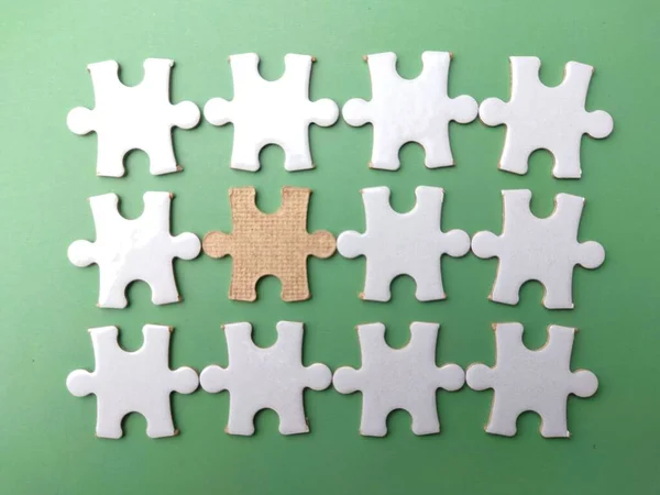 Een Groep Witte Puzzels Een Enkele Bruine Groene Achtergrond Met — Stockfoto