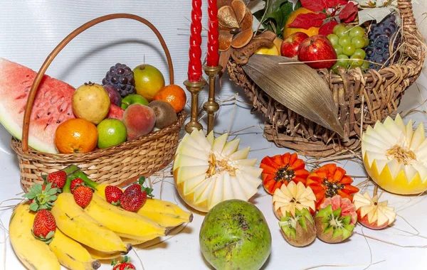 アップル バナナ アボカド メロン パパイヤ キウイ イチゴ グアバ ブドウ デトックスダイエット様々な果物と組成物 — ストック写真