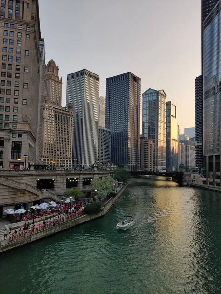 Вертикальный Снимок Реки Чикаго Небоскребов — стоковое фото