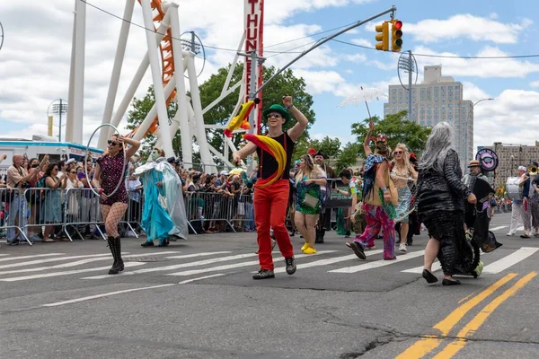 View People Walking Dancing 40Th Annual Mermaid Parade Coney Island — Stock Photo, Image