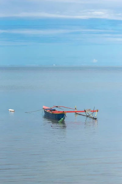 Sığınağın Sarkaç Lagün Fransız Polinezyası Geleneksel Tekne Ile — Stok fotoğraf