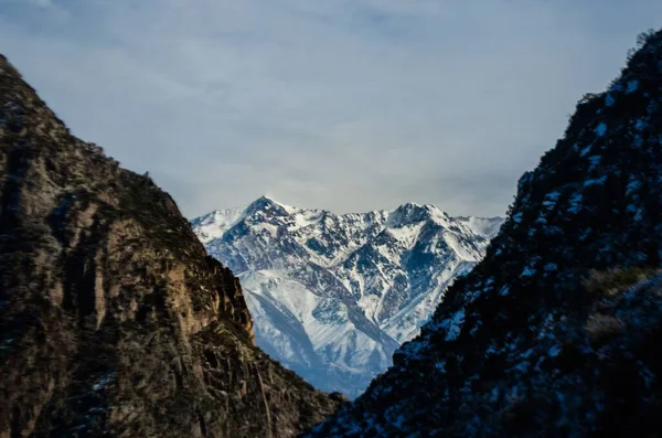 Karlı Bir Dağın Büyüleyici Manzarası — Stok fotoğraf