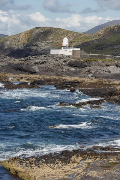 Una Panoramica Una Costa Rocciosa Faro Irlanda — Foto Stock