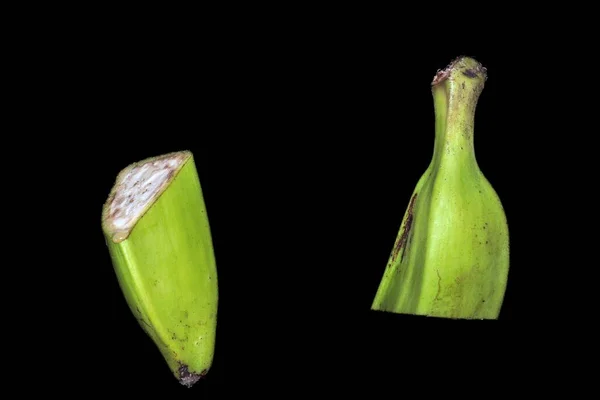 Зелений Нестиглий Банан Розрізаний Навпіл Чорному Тлі — стокове фото