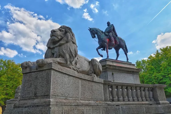 Foto Muestra Monumento Con Jinete Caballo Frente León Mentiroso Centro — Foto de Stock