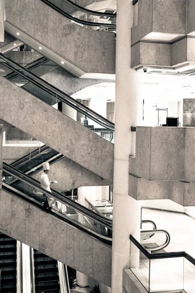 Interior Grande Edifício Com Fileiras Escadas Rolantes — Fotografia de Stock