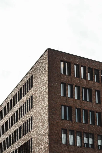 Vertikal Bild Stadsbyggnad Gatan Hamburg Tyskland Dagsljus — Stockfoto