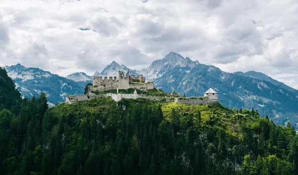 Una Vista Basso Angolo Antico Edificio Vicino Alle Montagne — Foto Stock