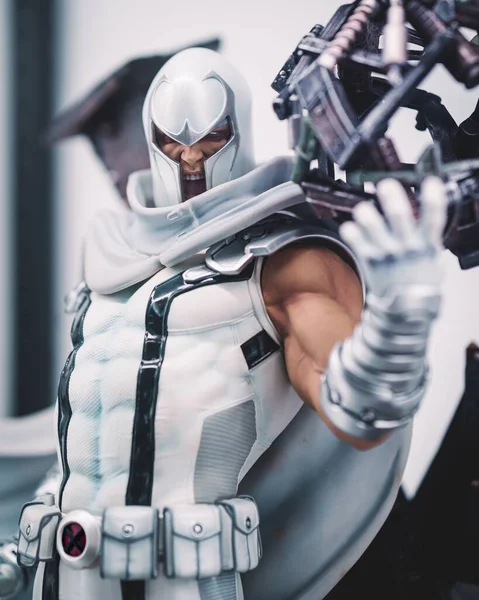 Egy Függőleges Felvétel Egy Marvel Men White Magneto Figuráról Stúdiótól — Stock Fotó