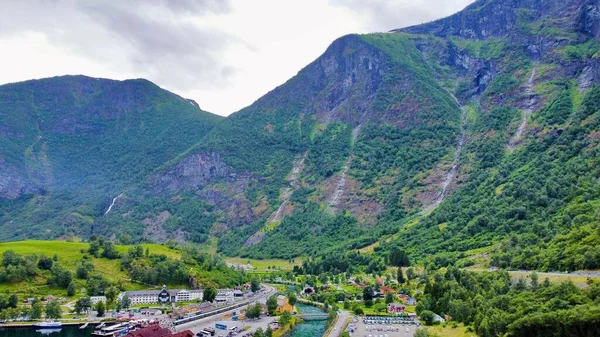 Norveç 'te küçük bir köyün üstündeki dağların güzel manzarası.