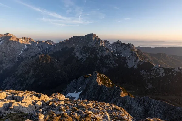Malowniczy Wschód Słońca Dolinie Alpejskiej Pasmie Górskim Karavanke Begunjscica 2060M — Zdjęcie stockowe