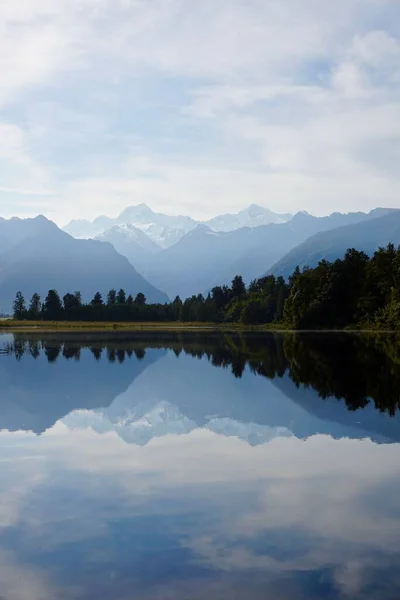 Tiro Vertical Uma Bela Floresta Montanhas Com Seu Reflexo Lago — Fotografia de Stock