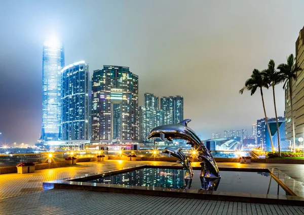 Ugró Delfin Szobrok Hátterében Magas Felhőkarcolók Éjszaka Kowloon Hong Kong — Stock Fotó