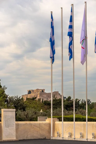 Вертикальный Снимок Флагов Акрополями Афин Заднем Плане Греция — стоковое фото