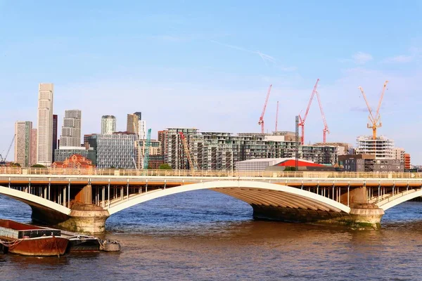 Een Close Zonsondergang Zicht Grosvenor Bridge Battersea Wolkenkrabbers Kranen Achtergrond — Stockfoto