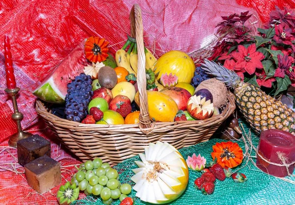 Süslü Bir Sepette Çeşitli Meyveler Dekoratif Kesimlerle Süslenmiş Birkaç Meyve — Stok fotoğraf