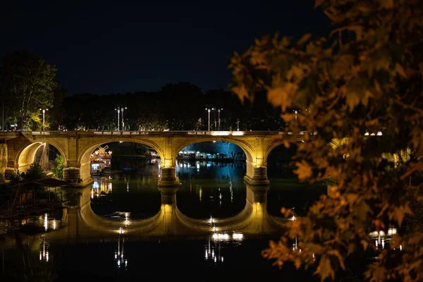 Verlichte Ponte Sisto Brug Met Reflectie Van Licht Een Wateroppervlak — Stockfoto