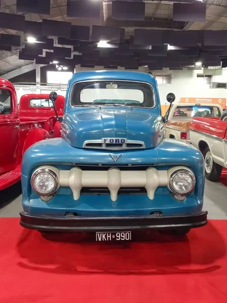 Gamla Blå 1951 Ford Verktyg Pickup Lastbil Röd Matta Framifrån — Stockfoto