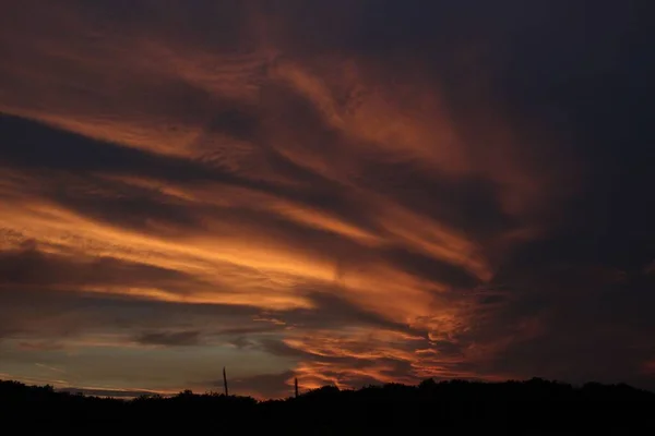 Uma Vista Deslumbrante Céu Nublado Fogo Vermelho Durante Pôr Sol — Fotografia de Stock