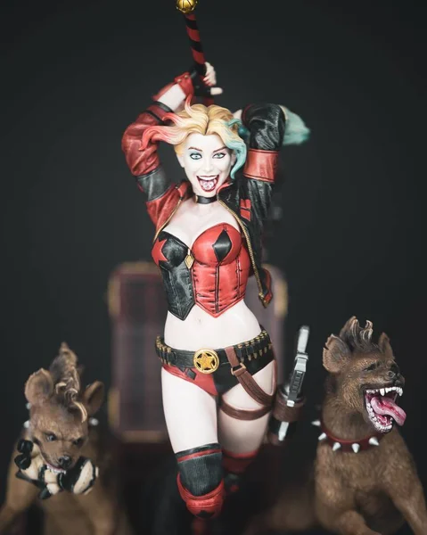 Egy Függőleges Felvétel Egy Universe Harley Quinn Figuráról Stúdiótól — Stock Fotó